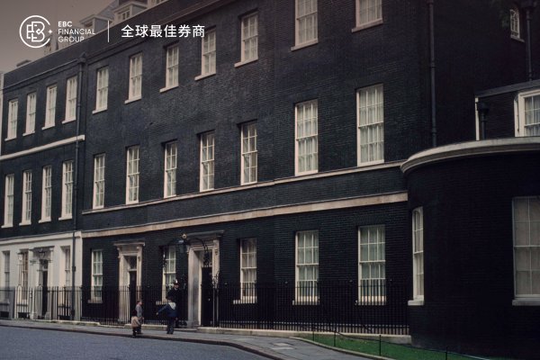 英国首相考虑辞职 英镑小幅走低