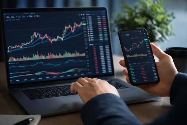 株価予測ツールの精度は高い?AI分析・テクニカル分析との違いを解説