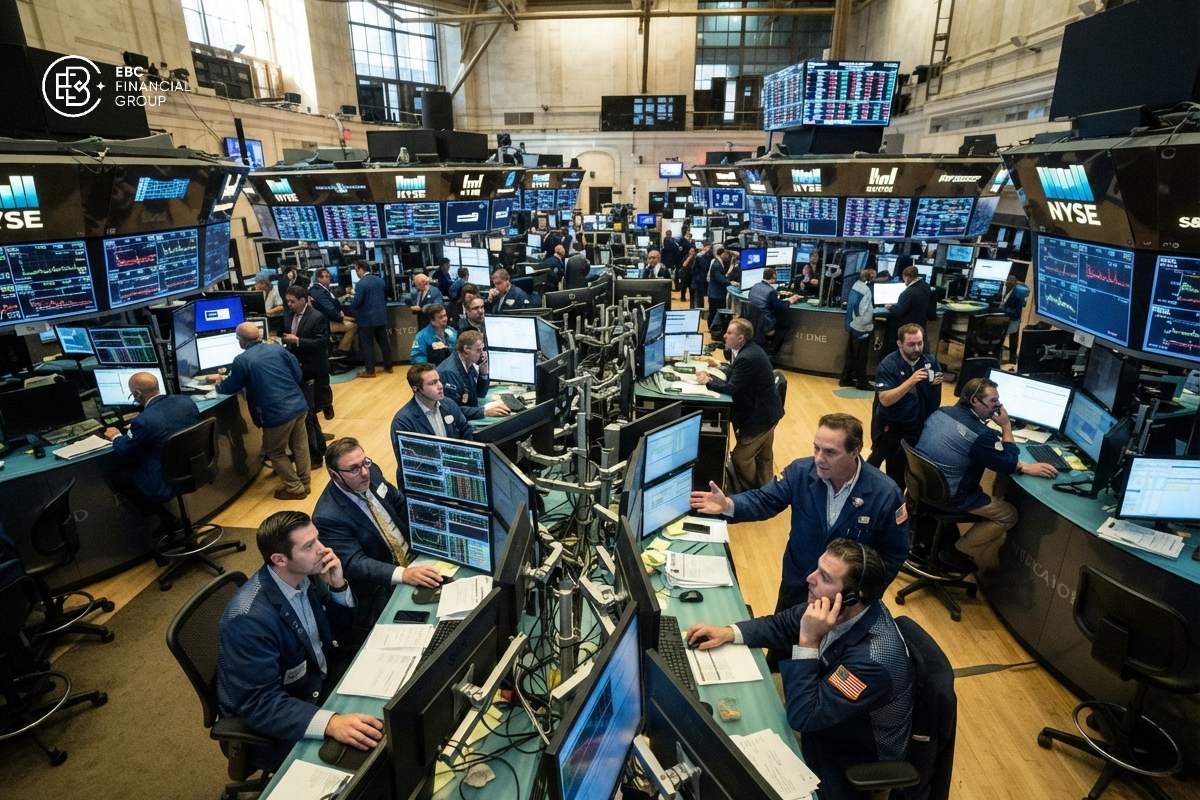 Chỉ số Chứng khoán Mỹ Dow Jones tăng 537 điểm dù cổ phiếu bán dẫn bị bán tháo