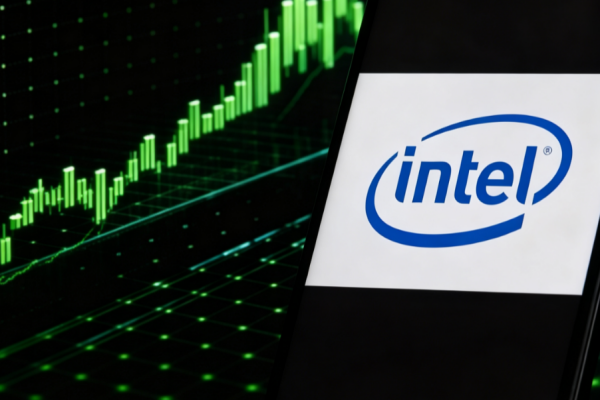 從107美元持續下跌到迎來雙重利好：Intel股票反轉還缺哪一步?